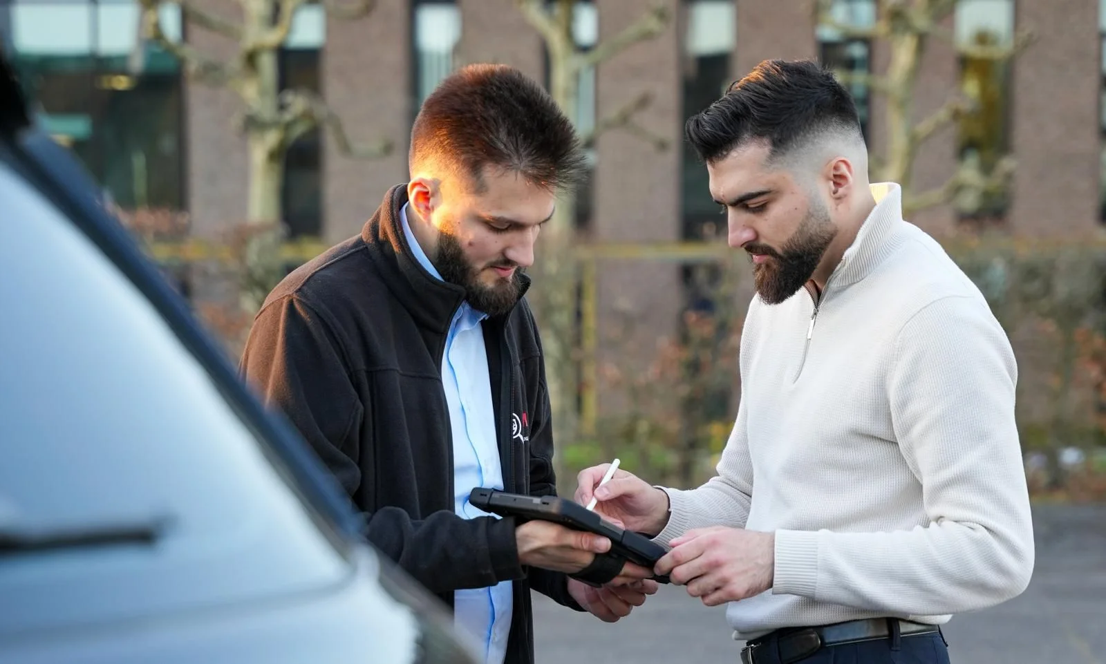 KFZ Gutachter MBM — Sachverständiger Mirdit Behluli bei der Beratung vor Ort